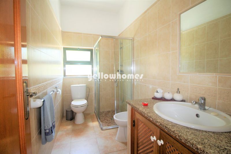 Espaçosa moradia V4 com grande terreno e muito potencial perto de Boliqueime